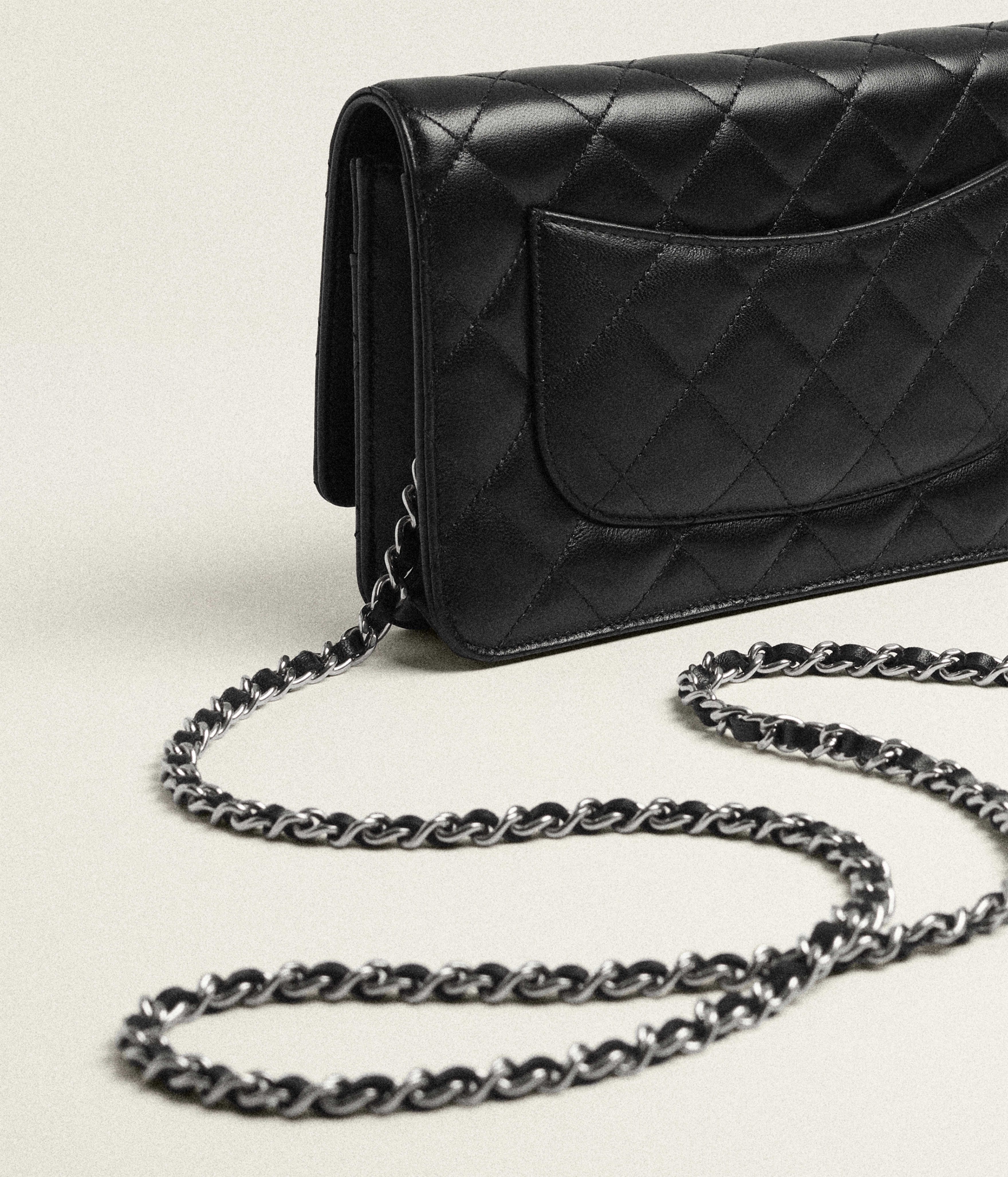 Classic Wallet on Chain - Sort - Lammeskind & Sølvfarvet metal - artistisk visning 4